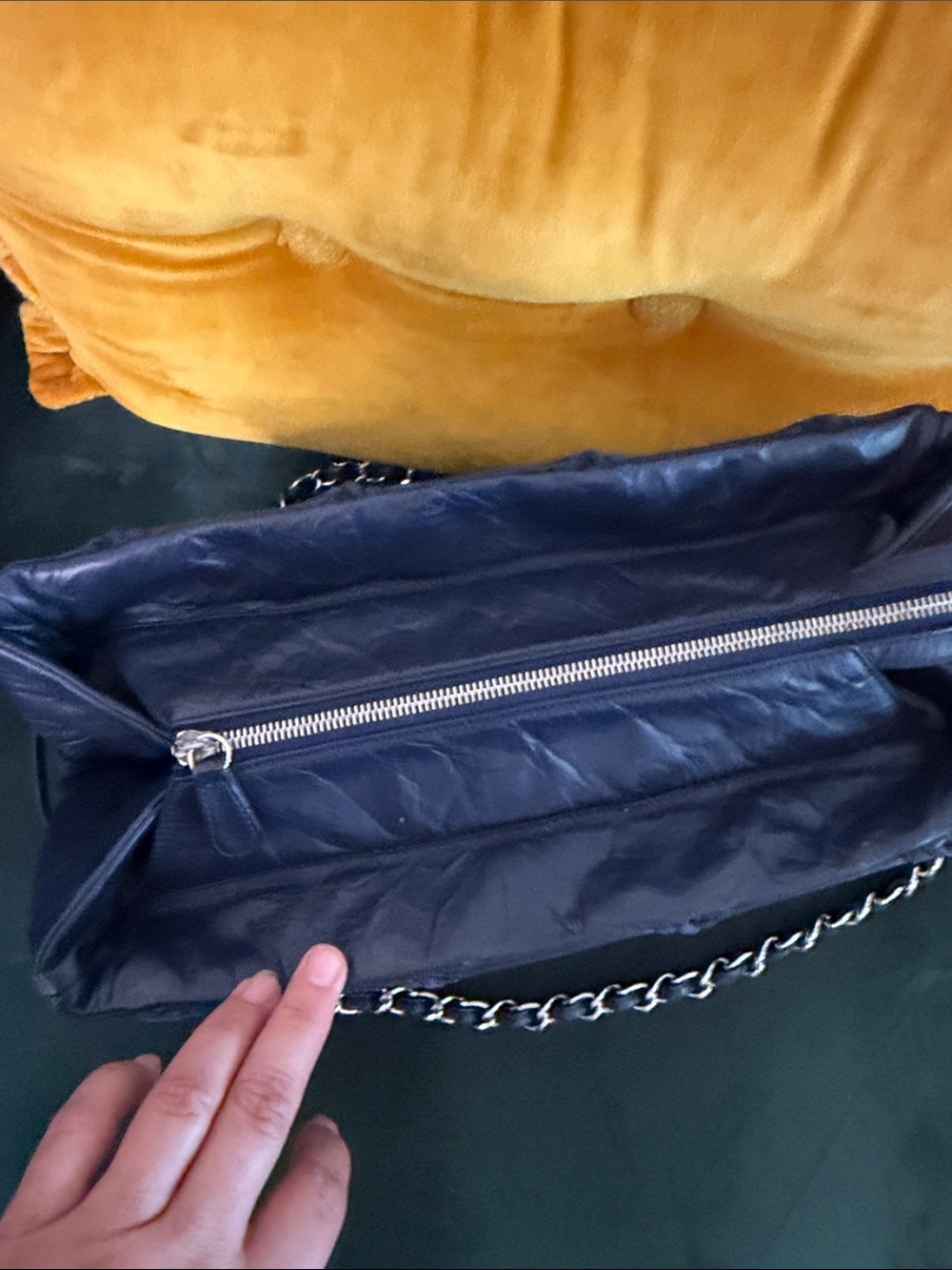 Gorgeous authentic Chanel navy blue leather - Picture 7 of 16
